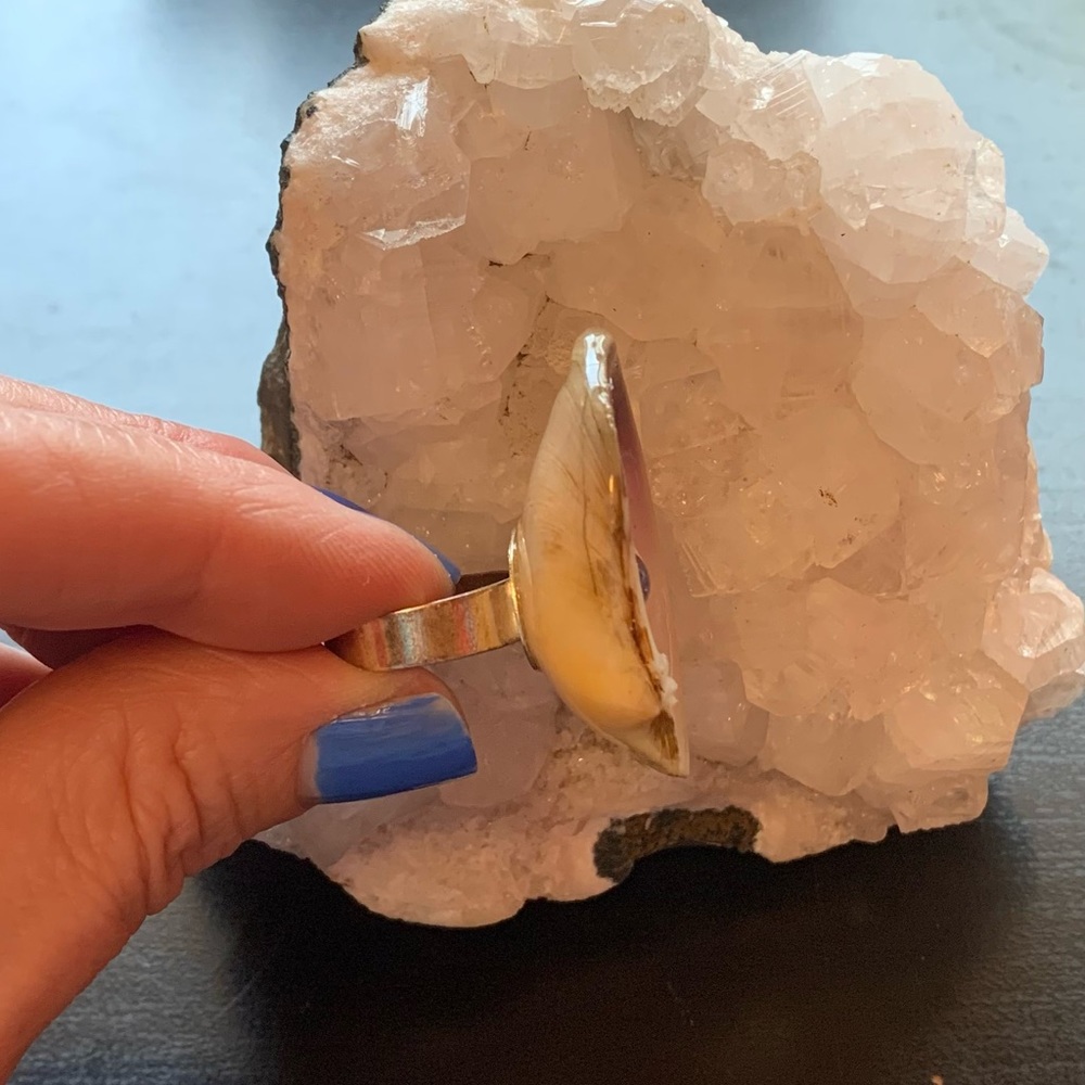 Upcycled unique shell ring. Adjustable. - Picture 4 of 4